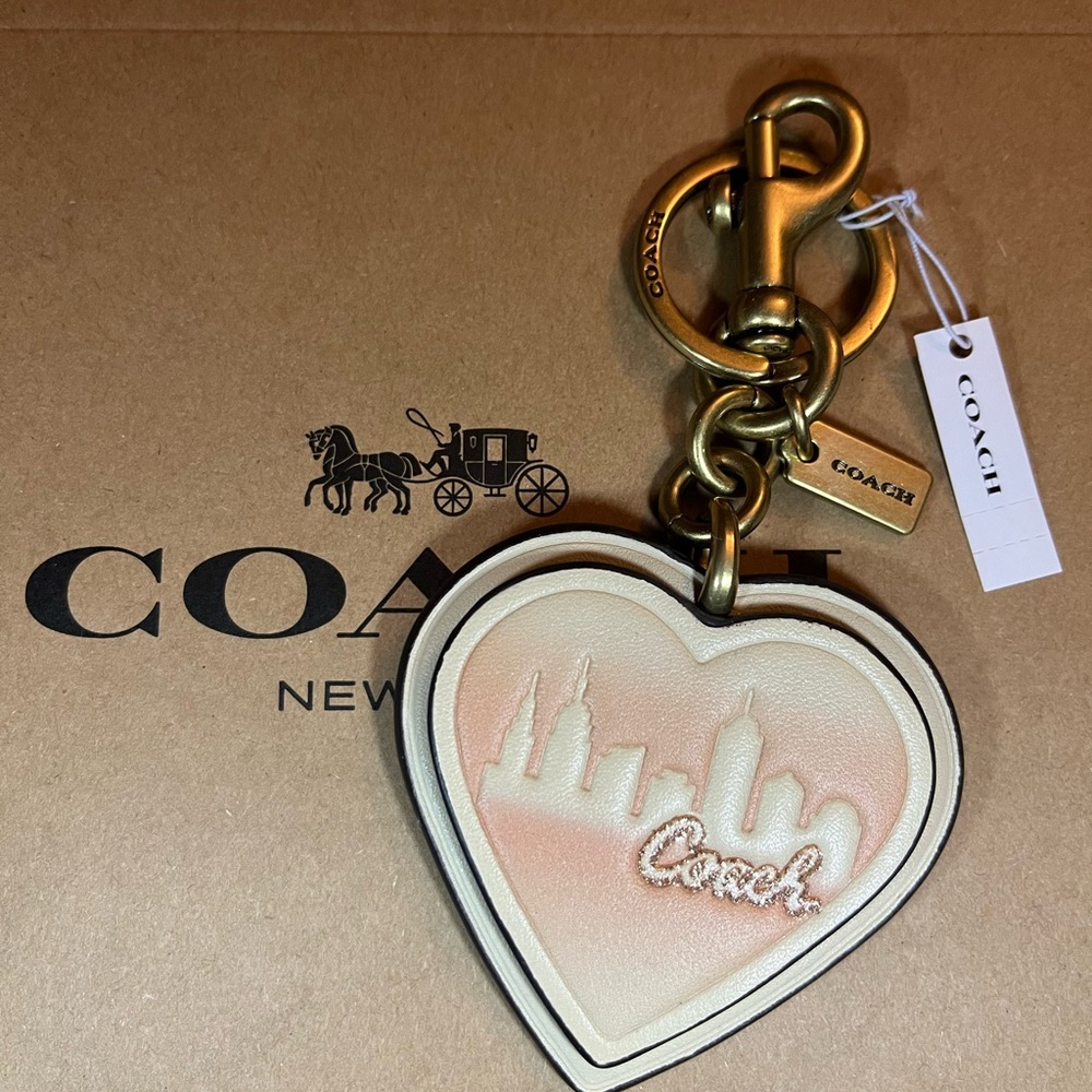COACH  x Jennifer Lopez 💕NWT NYC Skyline Keychain/Purse Charm in Gold Tone